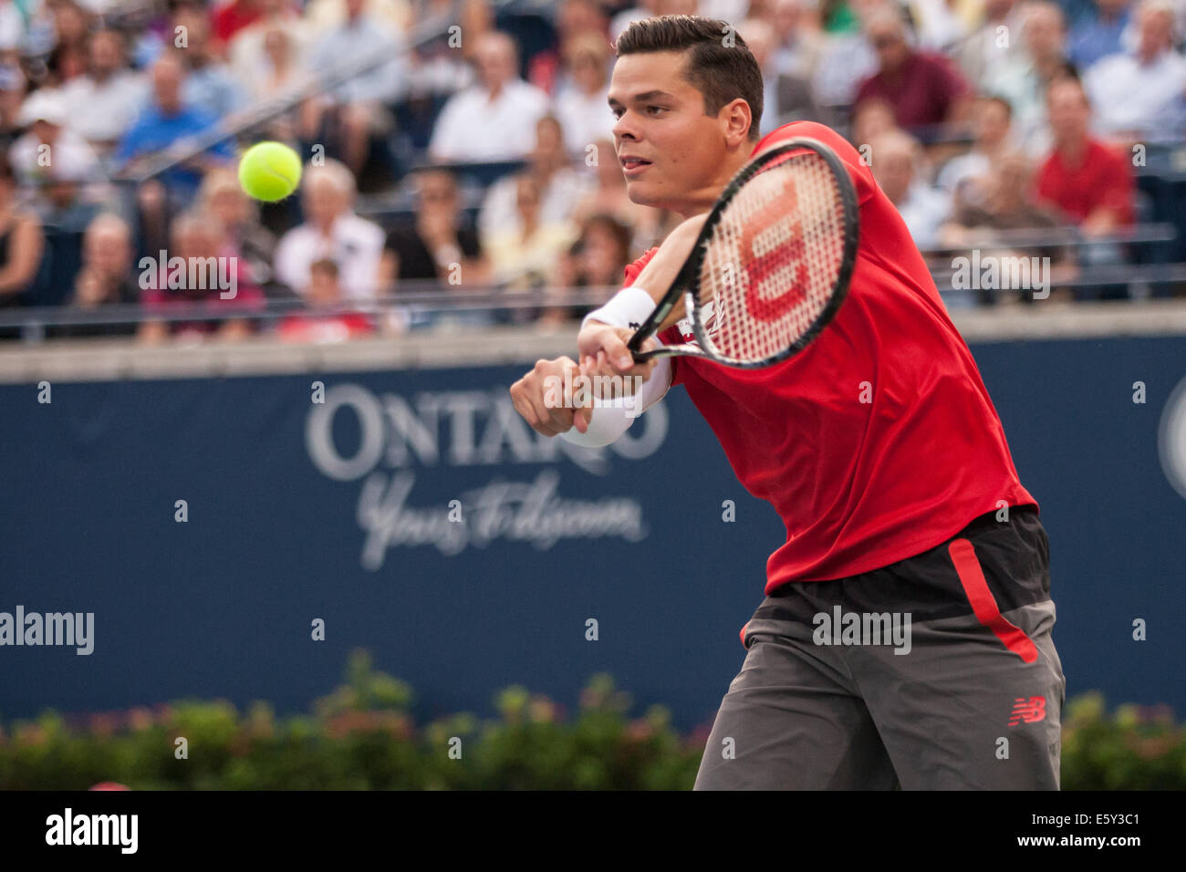 Toronto, Kanada. 7. August 2014. Milos Raonic von Kanada kehrt den Ball in seinem dritten Vorrundenspiel gegen Julien Benneteau Frankreichs am 2014 Rogers Cup am 7. August 2014. Raonic gewann das Match 6-3, 4-6, 6-4. Bildnachweis: Mark Spowart/Alamy Live-Nachrichten Stockfoto