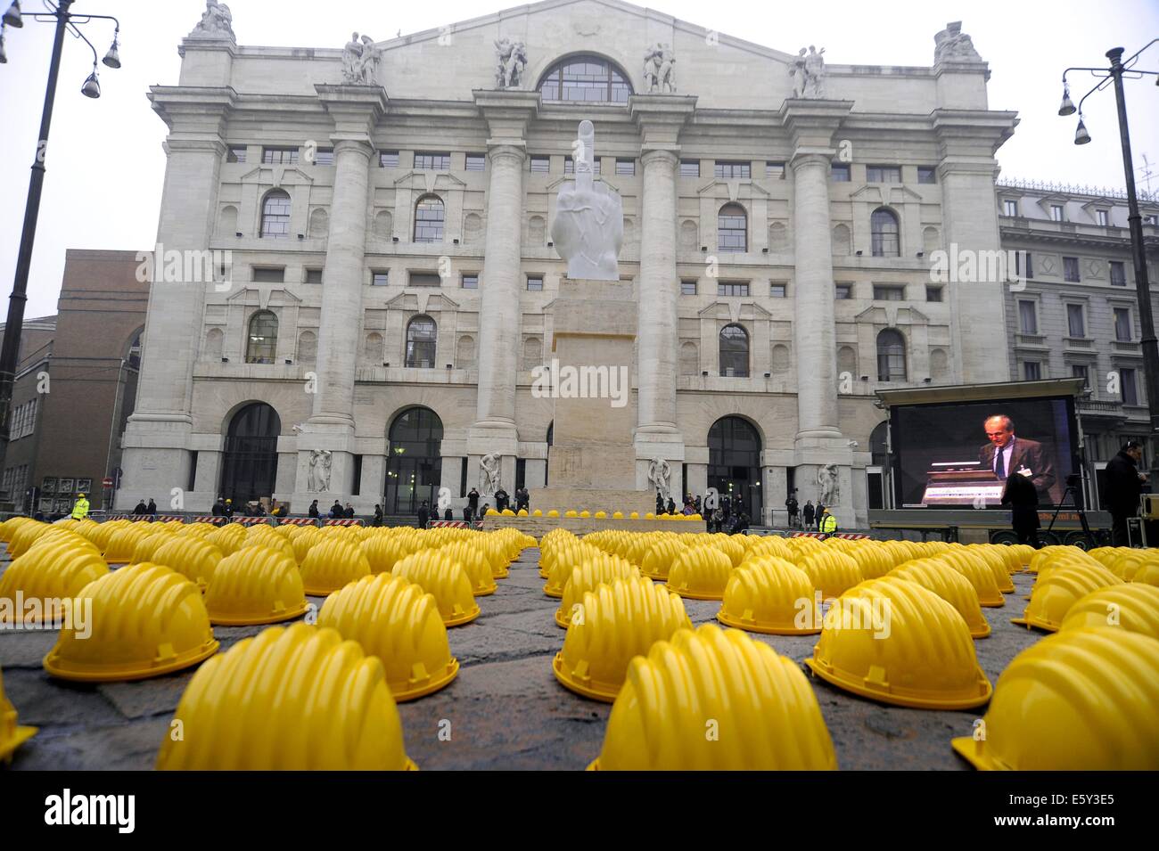 Milano, Italien, Protest von Bauarbeitern gegen die Wirtschaftskrise und Arbeitslosigkeit vor der alten Börse Stockfoto