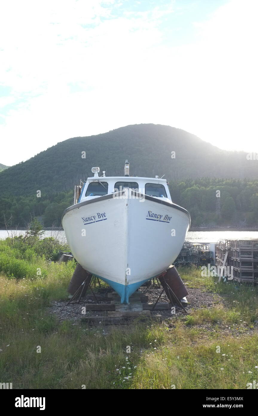 Ein Hummer-Fischerboot an Land in Nova Scotia, Kanada. Stockfoto