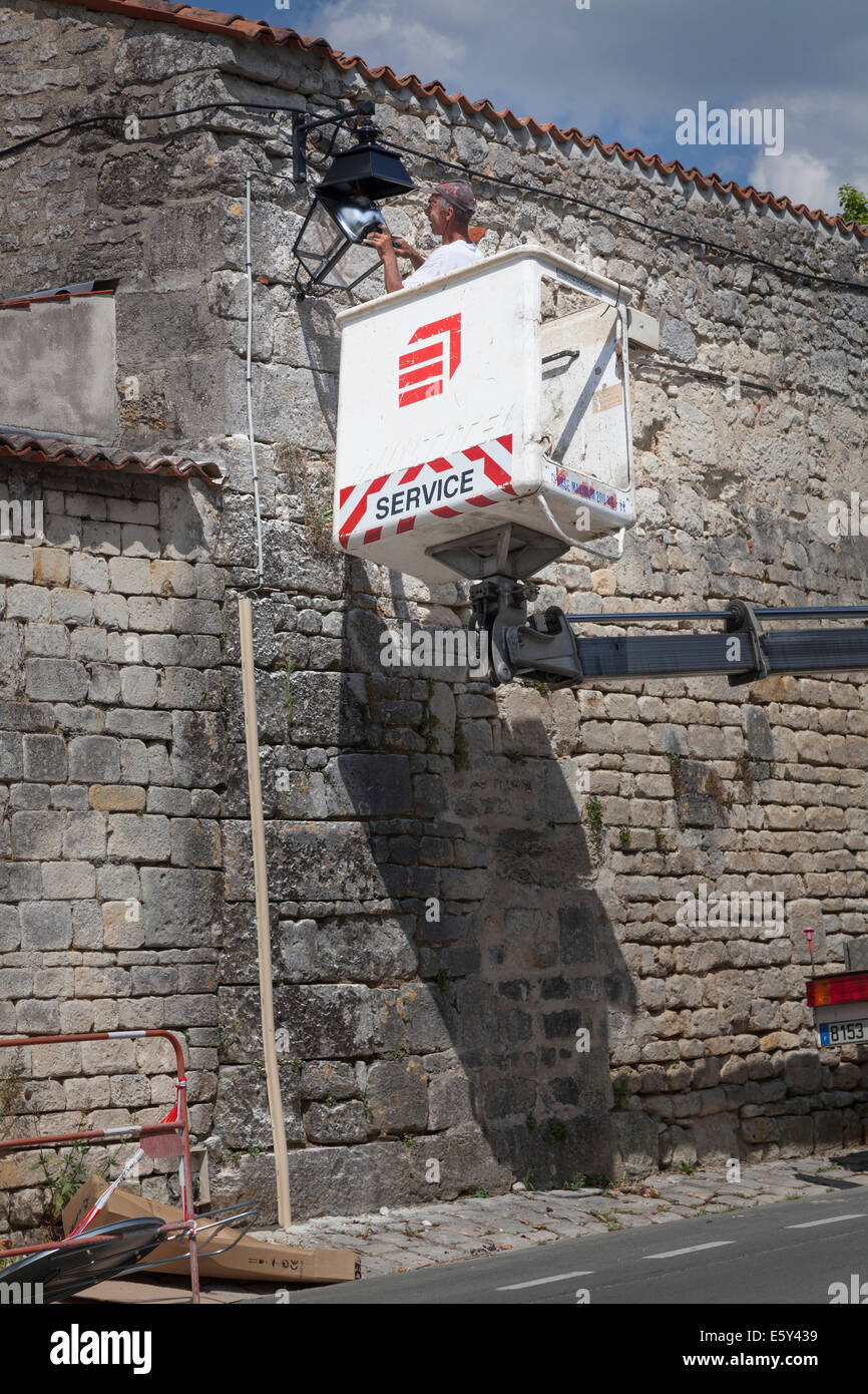 Französische Arbeiter auf high-Lift Reparatur Straßenlaterne. Stockfoto