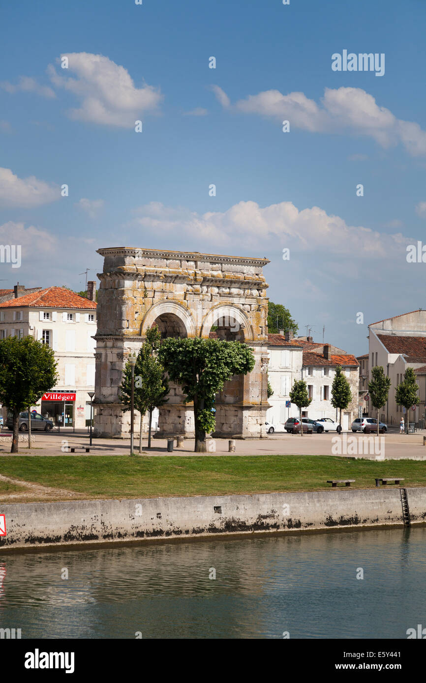 Bogen des Germanicus auf dem rechten Ufer vom Fluss Charente. Stockfoto