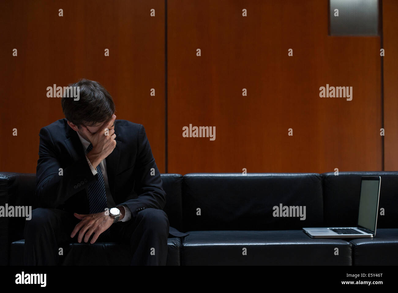 Geschäftsmann, die Augen mit der Hand ungläubig bedecken Stockfoto