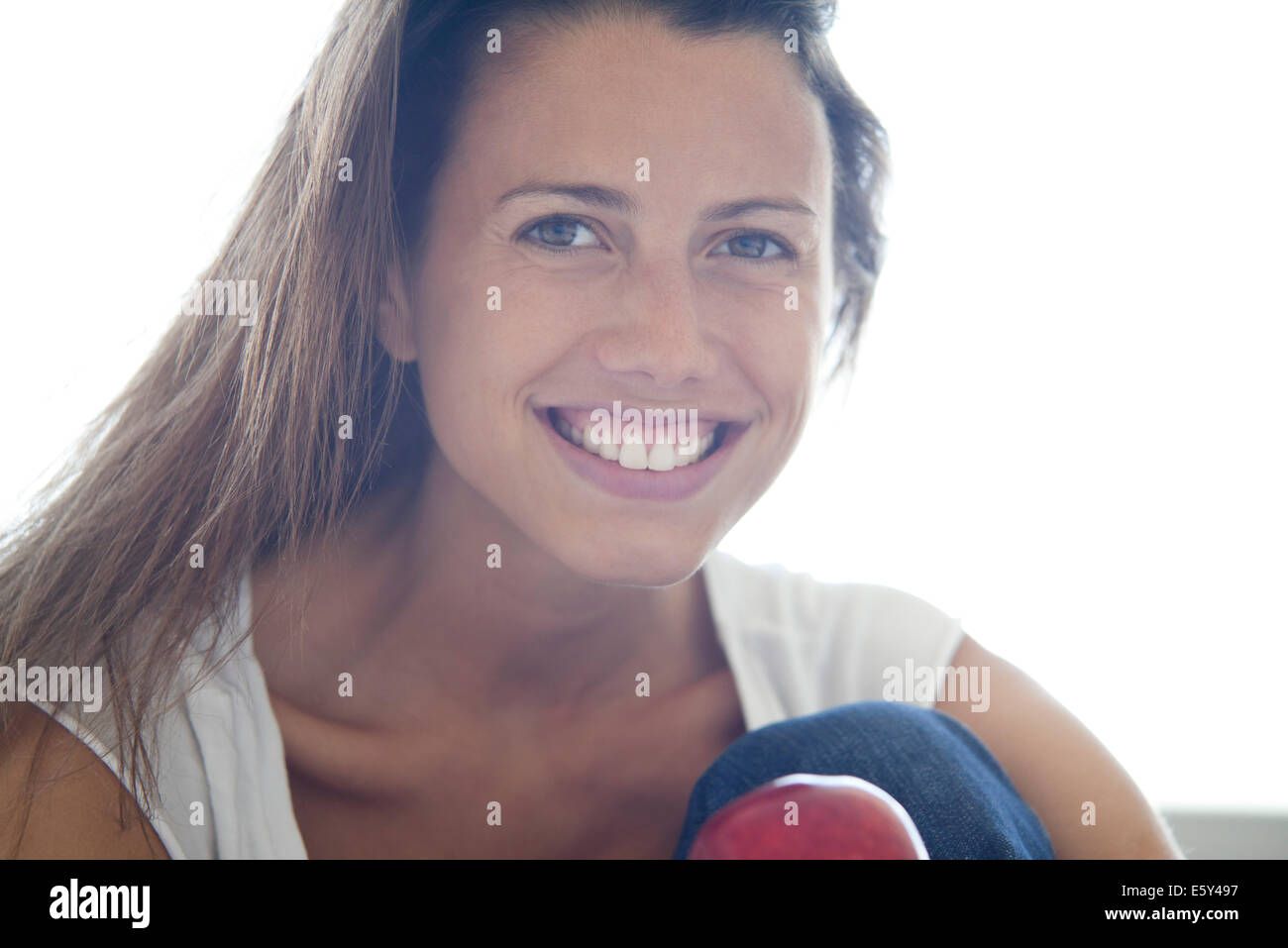 Frau lächelt fröhlich, Porträt Stockfoto