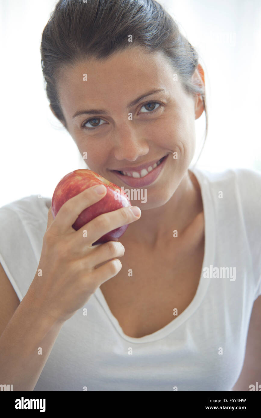 Frau Holding Apfel, portrait Stockfoto