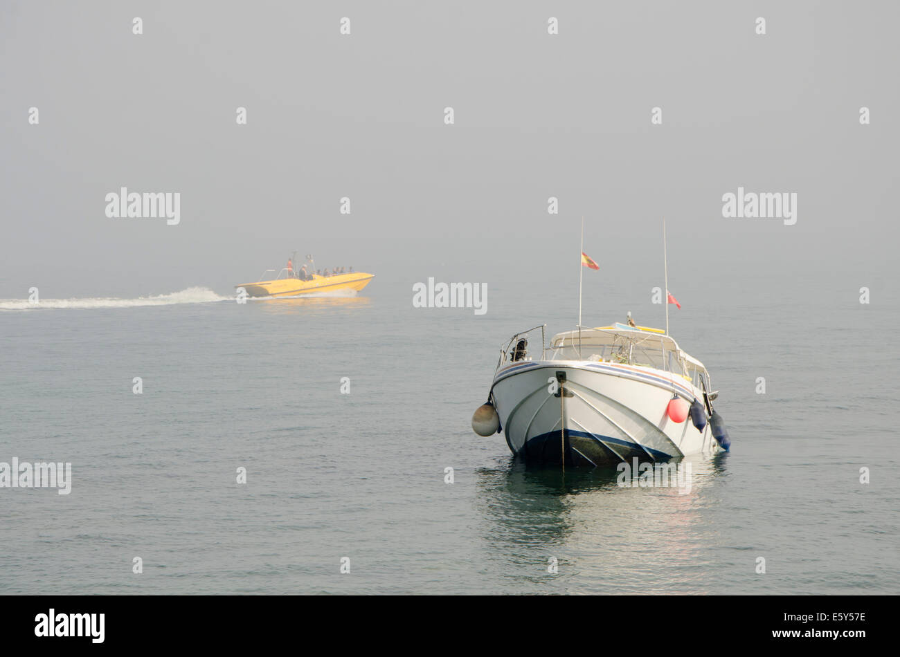 Eine Yacht halb versunkenen, Seenebel im Hintergrund. Costa Del Sol, Spanien. Stockfoto