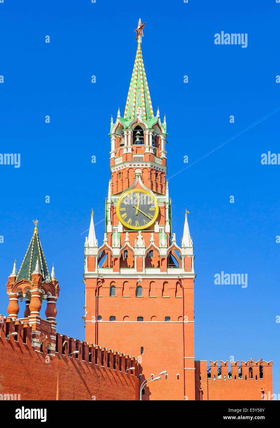Die Spasskaja-Turm ist der Hauptturm mit einer durch-Passage an der Ostwand des Moskauer Kremls, mit Blick auf das rote Stockfoto