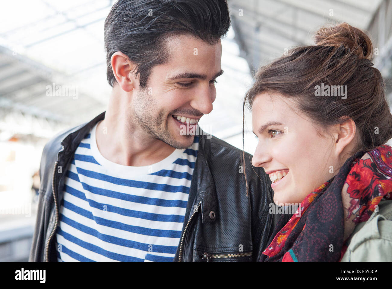 Junges Paar gemeinsam auf Bahnsteig Stockfoto
