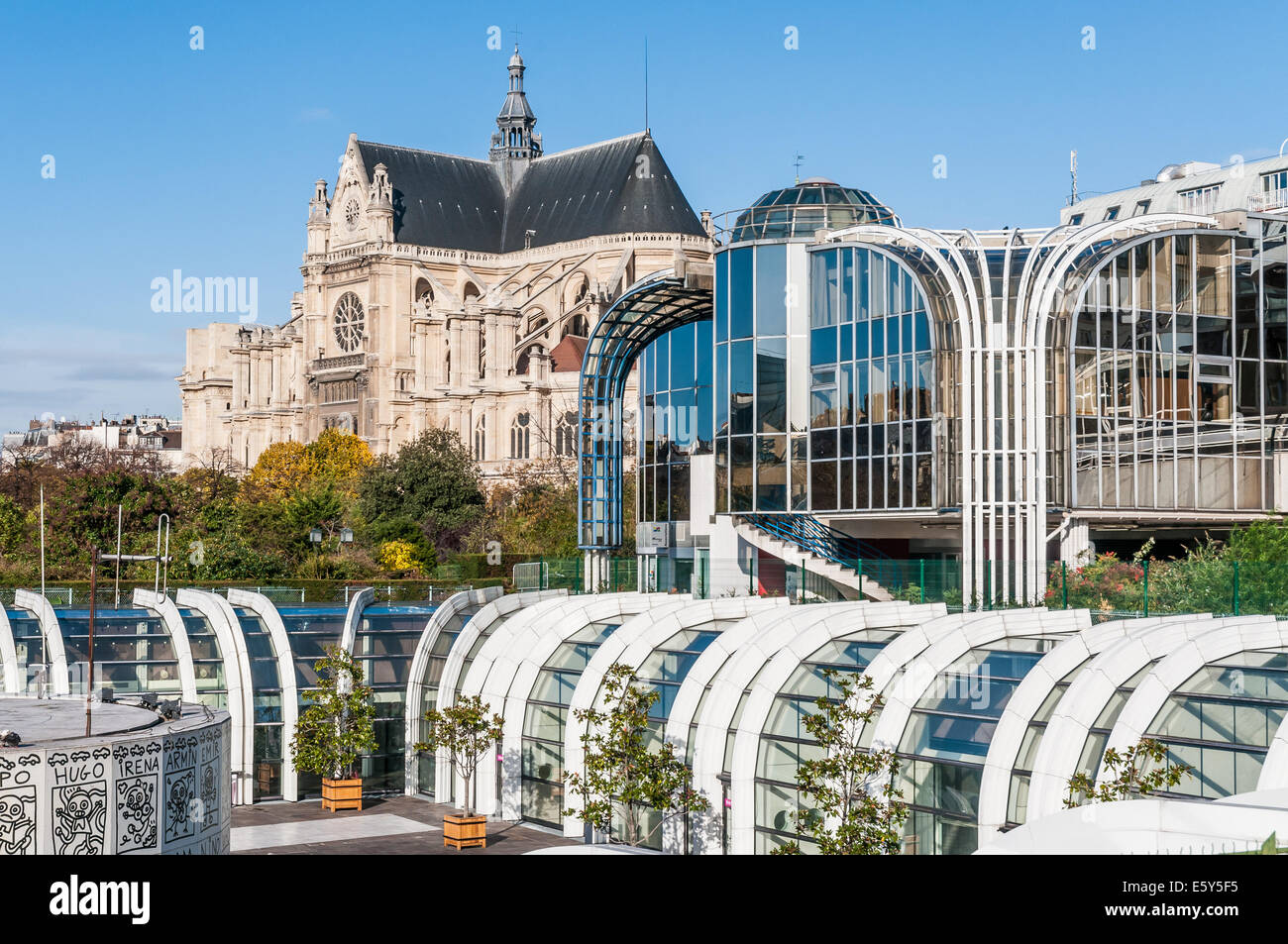 Die Kirche Saint-Eustache vom Einkaufszentrum Les Halles in Paris, Frankreich Stockfoto