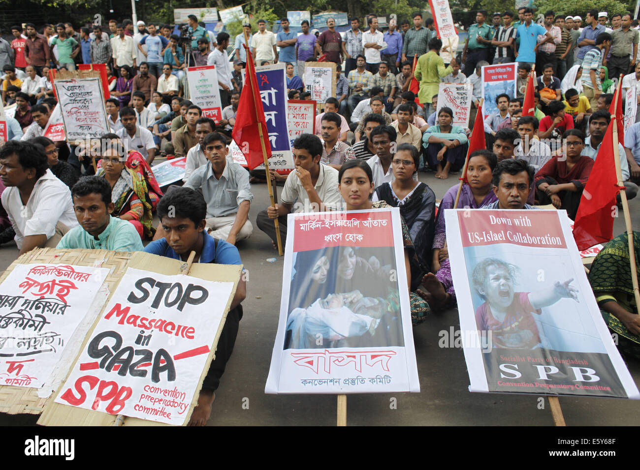 Dhaka, Bangladesch. 8. August 2014. Linksbündnis politischen Parteien protestieren des israelischen Angriffs auf Gaza von einer Kundgebung vor der Nation Stadtmuseum, Dhaka-Credit: Zakir Hossain Chowdhury/ZUMA Draht/Alamy Live News Stockfoto