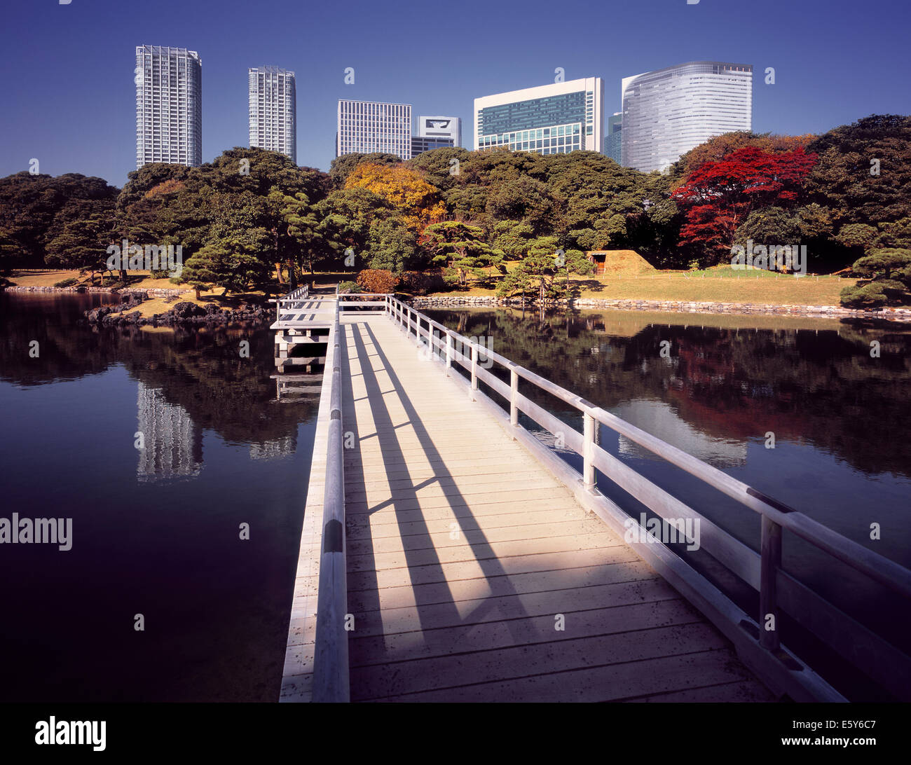 Hama-Rikyu Garten mit Bürogebäude in den Rücken, Tokyo, Japan Stockfoto