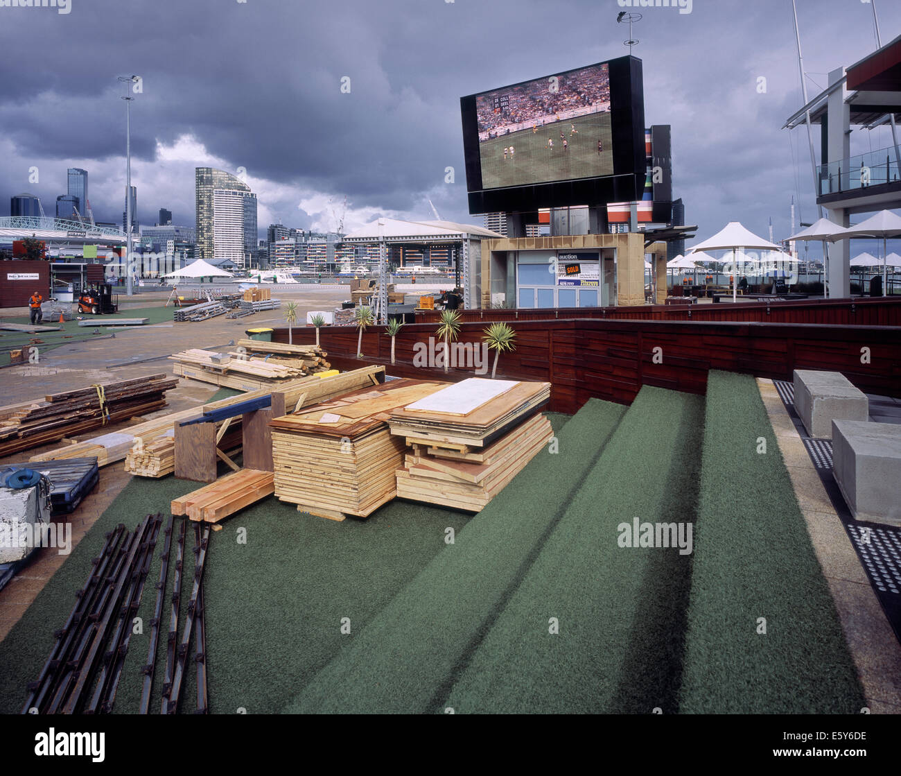 Riesige LED-Bildschirm und Bau arbeitest du den Docklands in Melbourne, Australien. Stockfoto