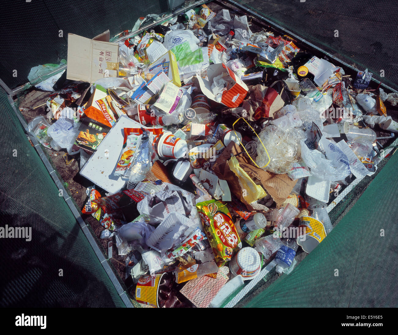 Müll gesammelt nach einem sonnigen Sonntag im Yeouido Riverside Park in Seoul, Südkorea Stockfoto