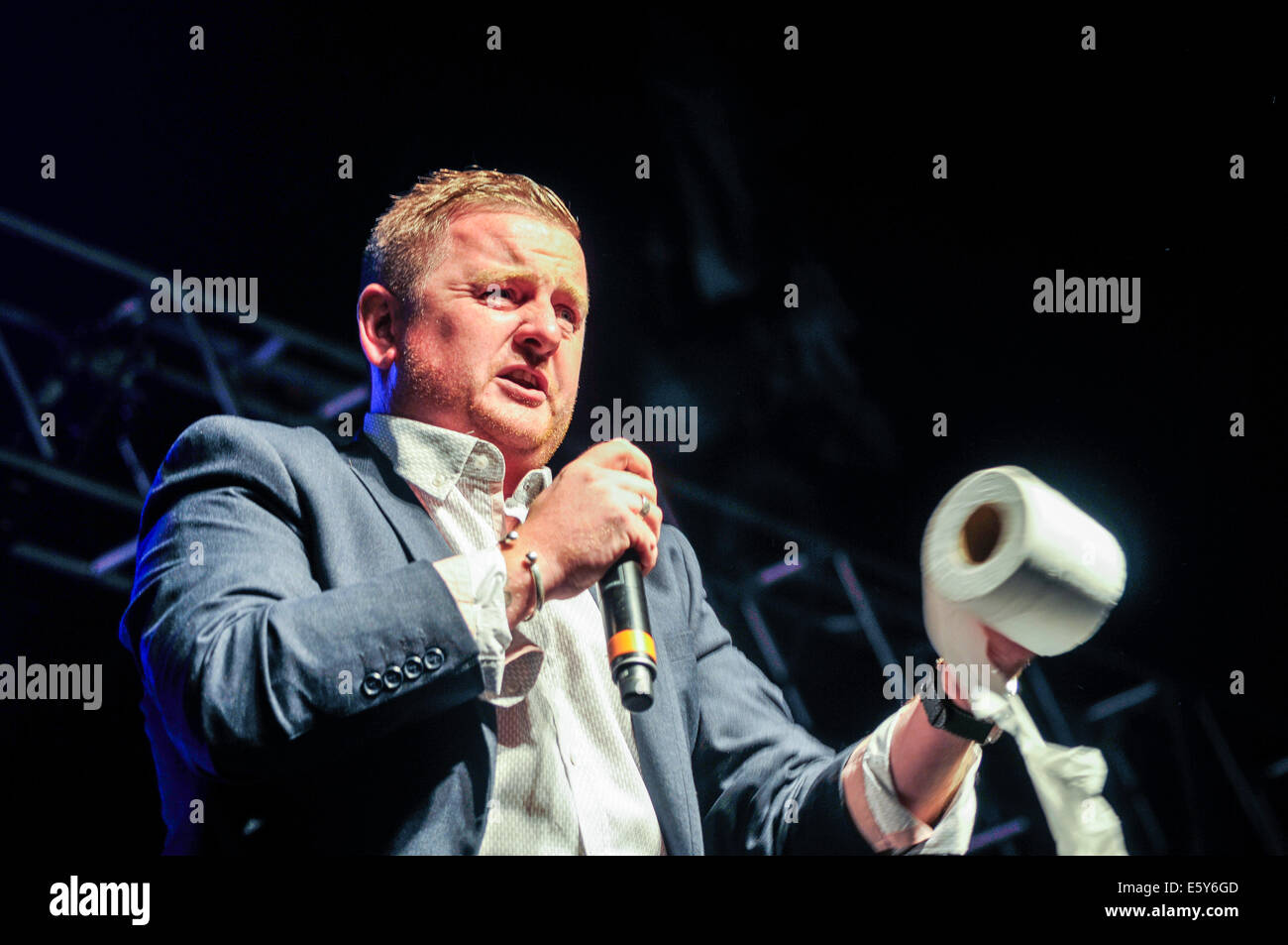 Belfast, Nordirland. 7 Aug 2014 - Belfast Taxifahrer und Komiker Paddy McDonnell führt bei Stand-up-Comedy Nacht, Feile Stockfoto