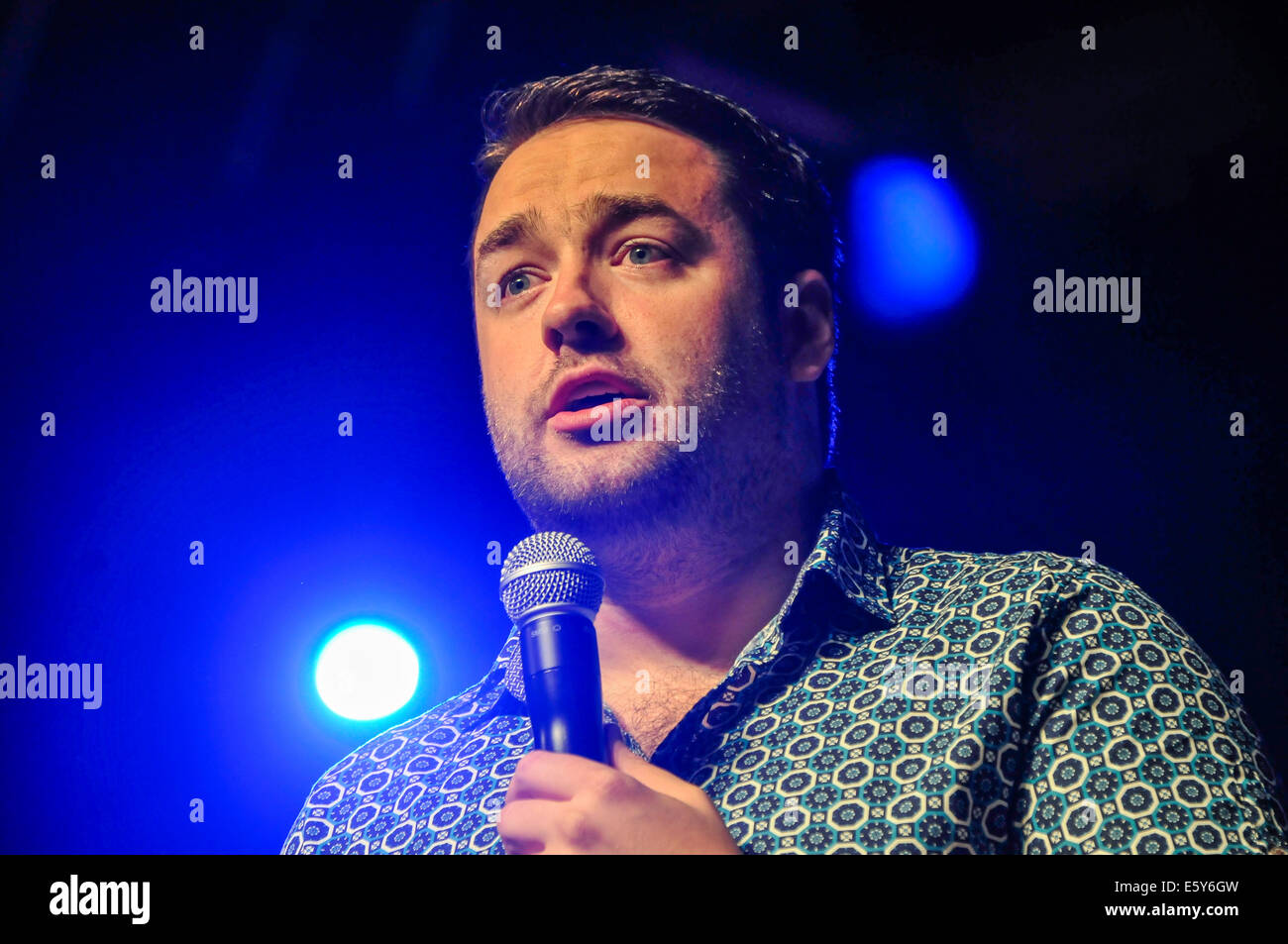 Belfast, Nordirland. 7. August 2014 - führt Mancunian Jason Manford in der Stand-up Comedy Nacht, Feile eine Phobail Stockfoto