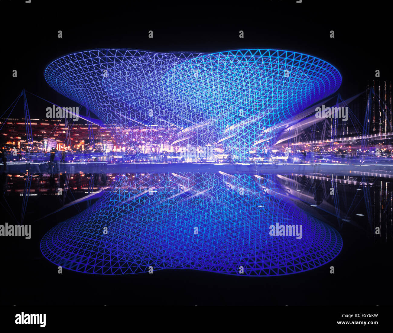 Mehreren Exposition Bild der Expo-Achse Gebäude reflektiert im Teich, Shanghai, China Stockfoto