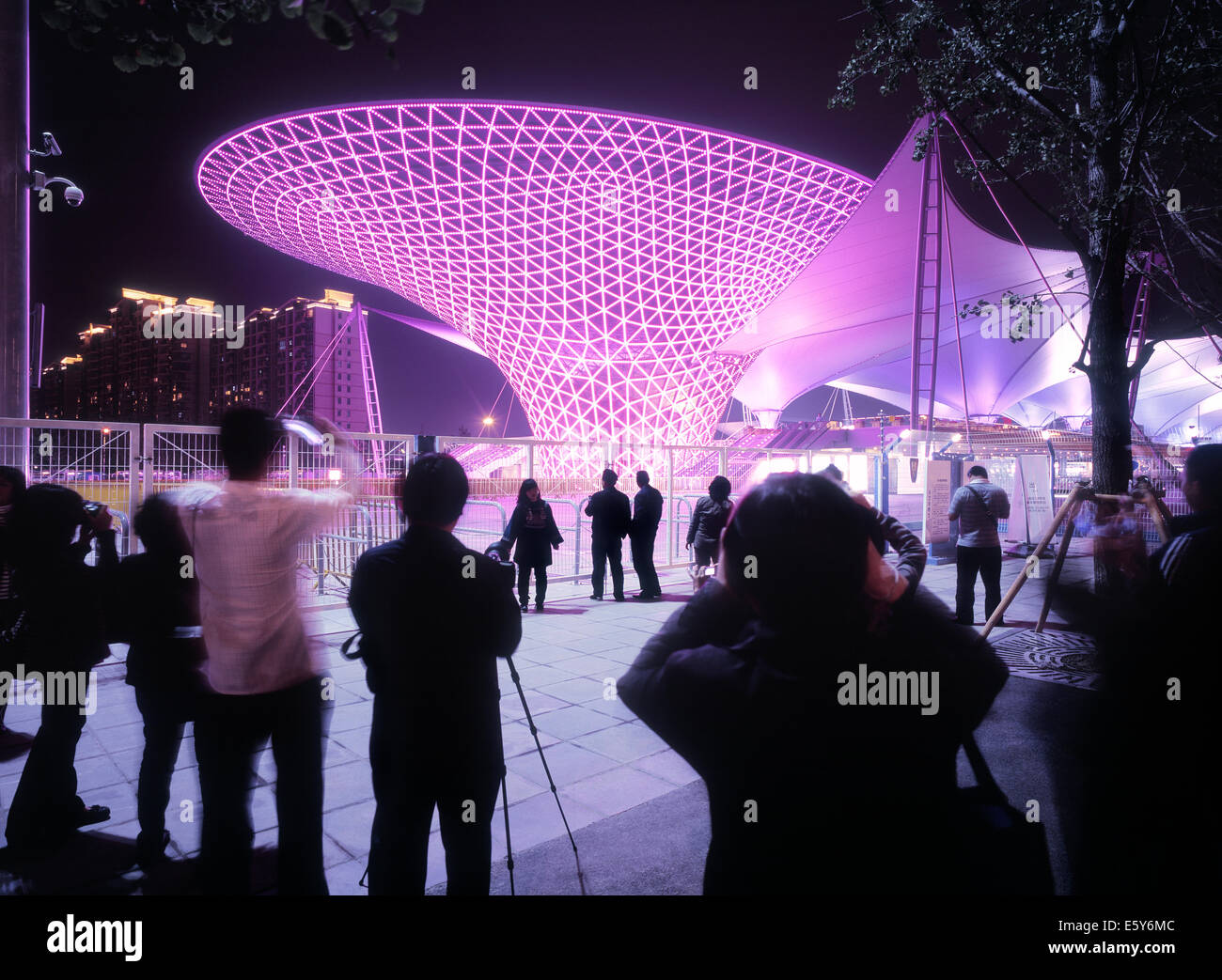 Menschen, die Aufnahmen von einander vor dem Gebäude in Shanghai Expo-Axis Stockfoto