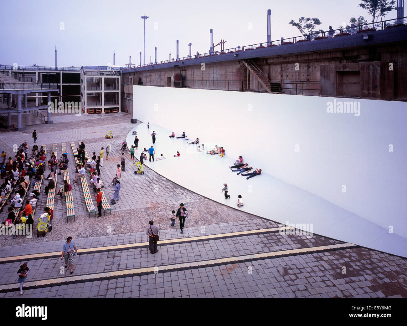 Menschen amüsieren sich bei einem städtischen Park in Shanghai, China. Stockfoto