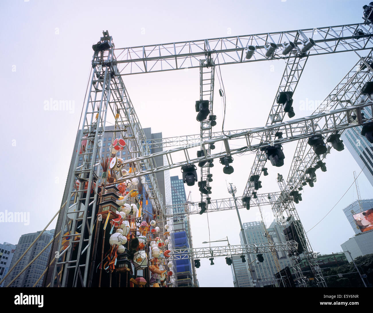 Große Bühne mit bunten Laternen zu Ehren des Buddhas Geburtstag, Seoul, Südkorea Stockfoto