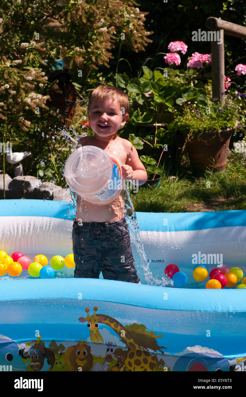 Jungs haben spaß im garten Fotos und Bildmaterial in hoher Auflösung