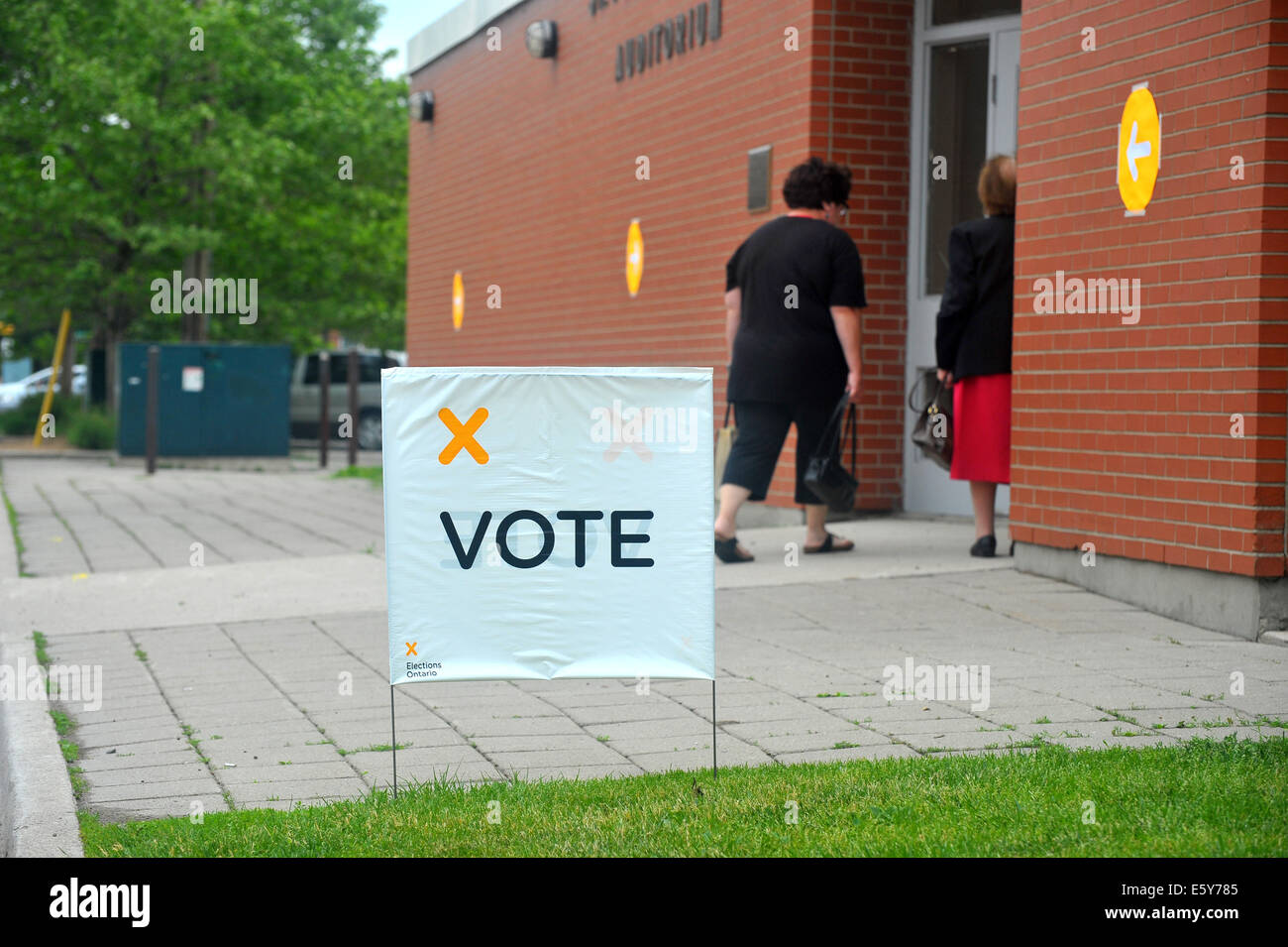 Zeichen in London, Ontario vor 2014 Provinzwahlen stimmen. Stockfoto