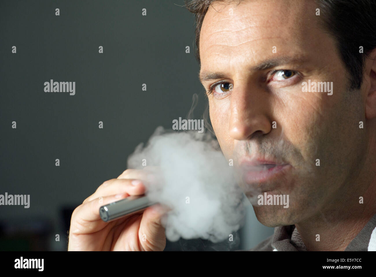 Mann rauchen elektronische Zigarette Stockfoto