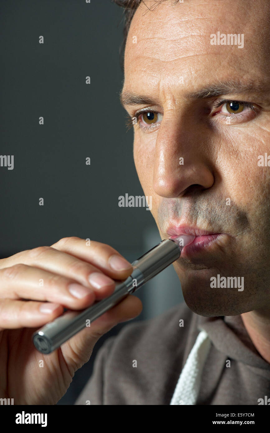 Mann rauchen elektronische Zigarette Stockfoto