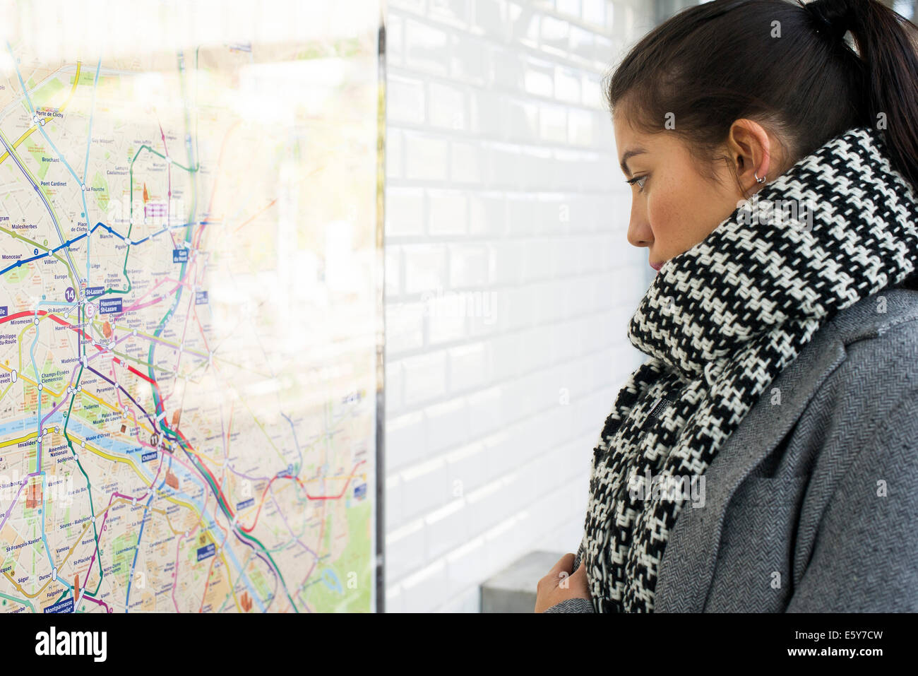 Frau ÖPNV Karte betrachten Stockfoto