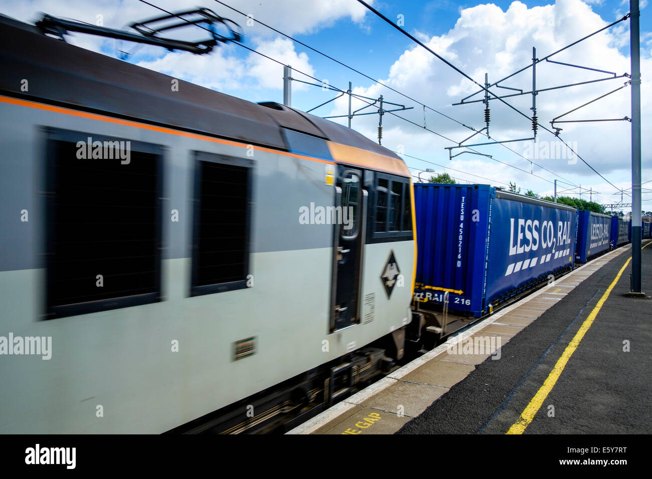 Einem schnellen Güterzug Rast Carluke Durchgangsbahnhof in South Lanarkshire, Schottland. Stockfoto