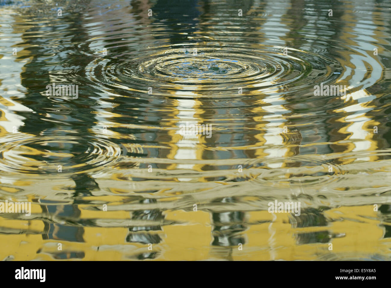 Reflexion in Brunnen, Placa Reial, Barcelona, Spanien Stockfoto