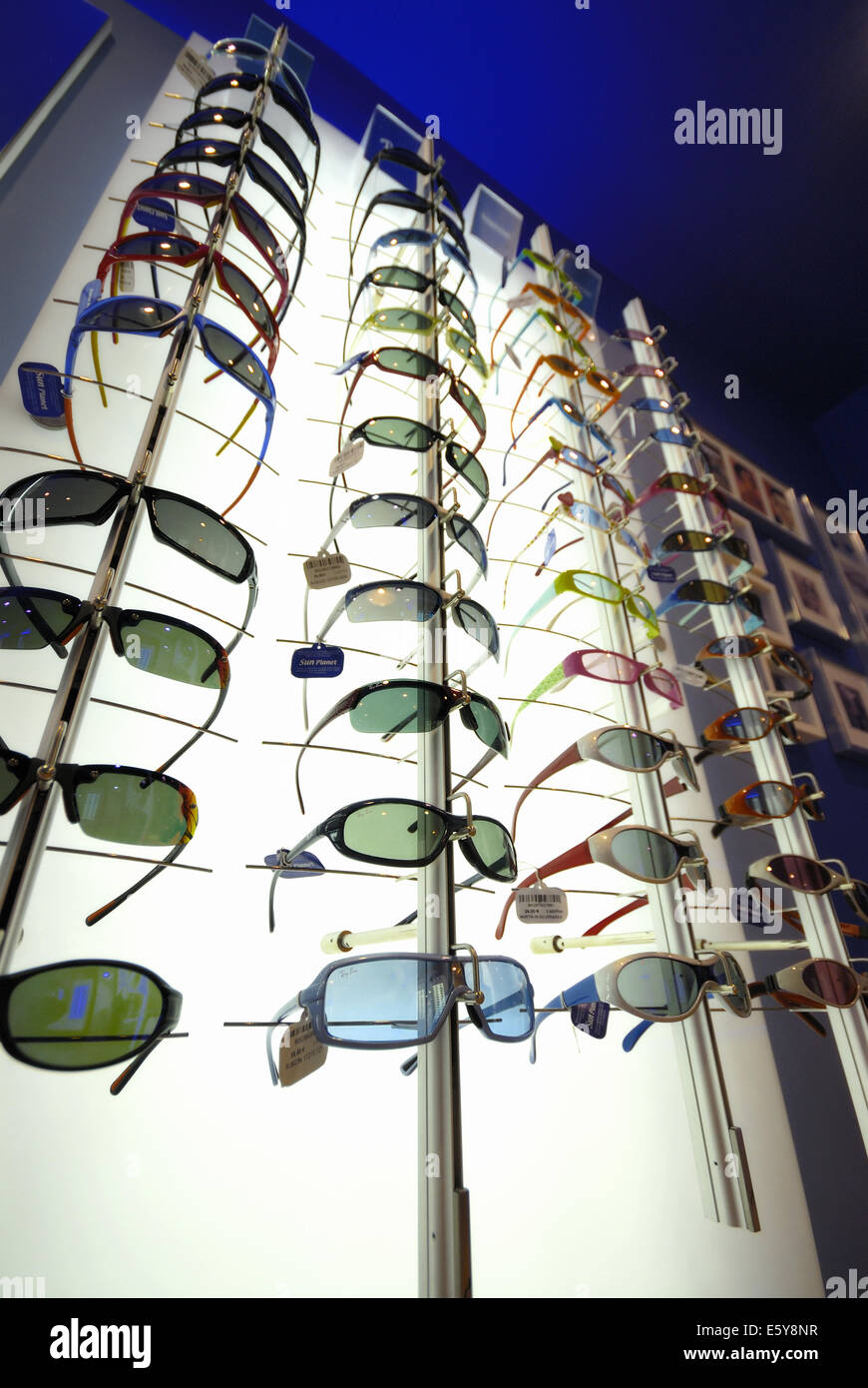 Sonnenbrille auf dem Display in exklusiven Store, Valencia, Spanien Stockfoto