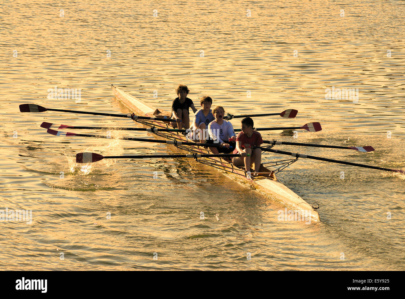 Menschen Rudern Kanu auf dem Fluss Arno am frühen Morgen, Florenz, Italien Stockfoto