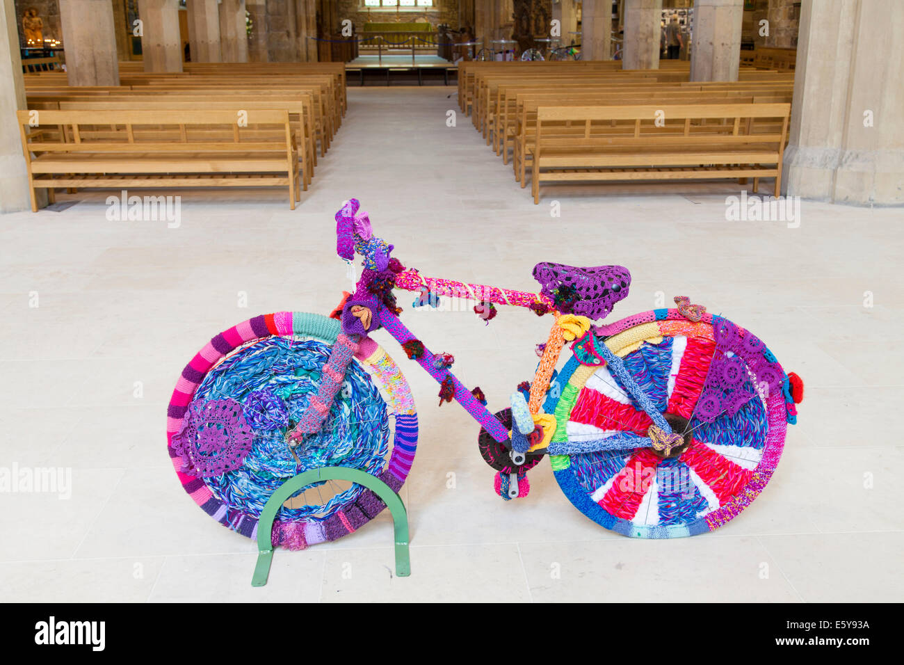 Die Feiern der Tour de France produziert Yorkshire stricken Gruppen gestrickte Fahrräder, die in Sheffield Cathedral angezeigt wurden Stockfoto