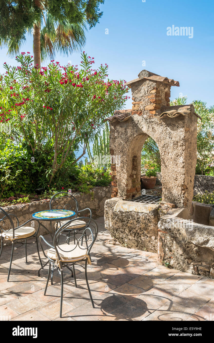 Sitzecke im Garten, Taormina, Sizilien Stockfoto