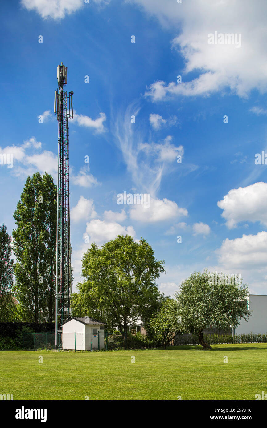 Basisstation und Mast für mobile Telefonie Stockfoto