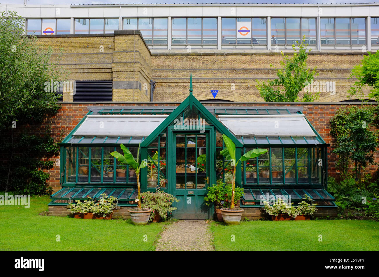 Gewächshaus, überragt vom Bahnhof im Geffrye Museum des Hauses Stockfoto