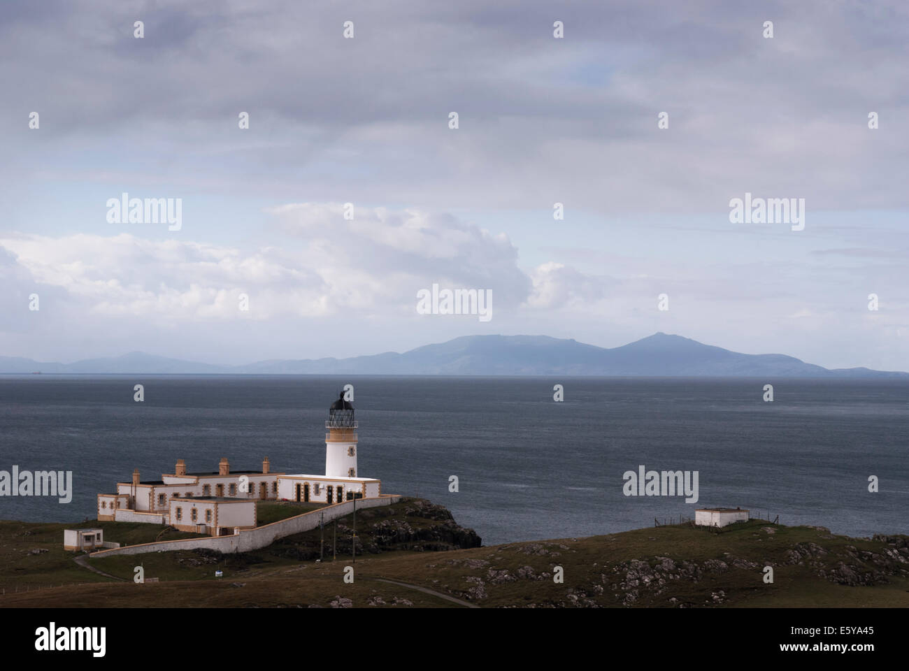 Landschaftlich Point Leuchtturm auf der Insel Skye mit Benbecula und South Uist im Hintergrund über den Little Minch Stockfoto