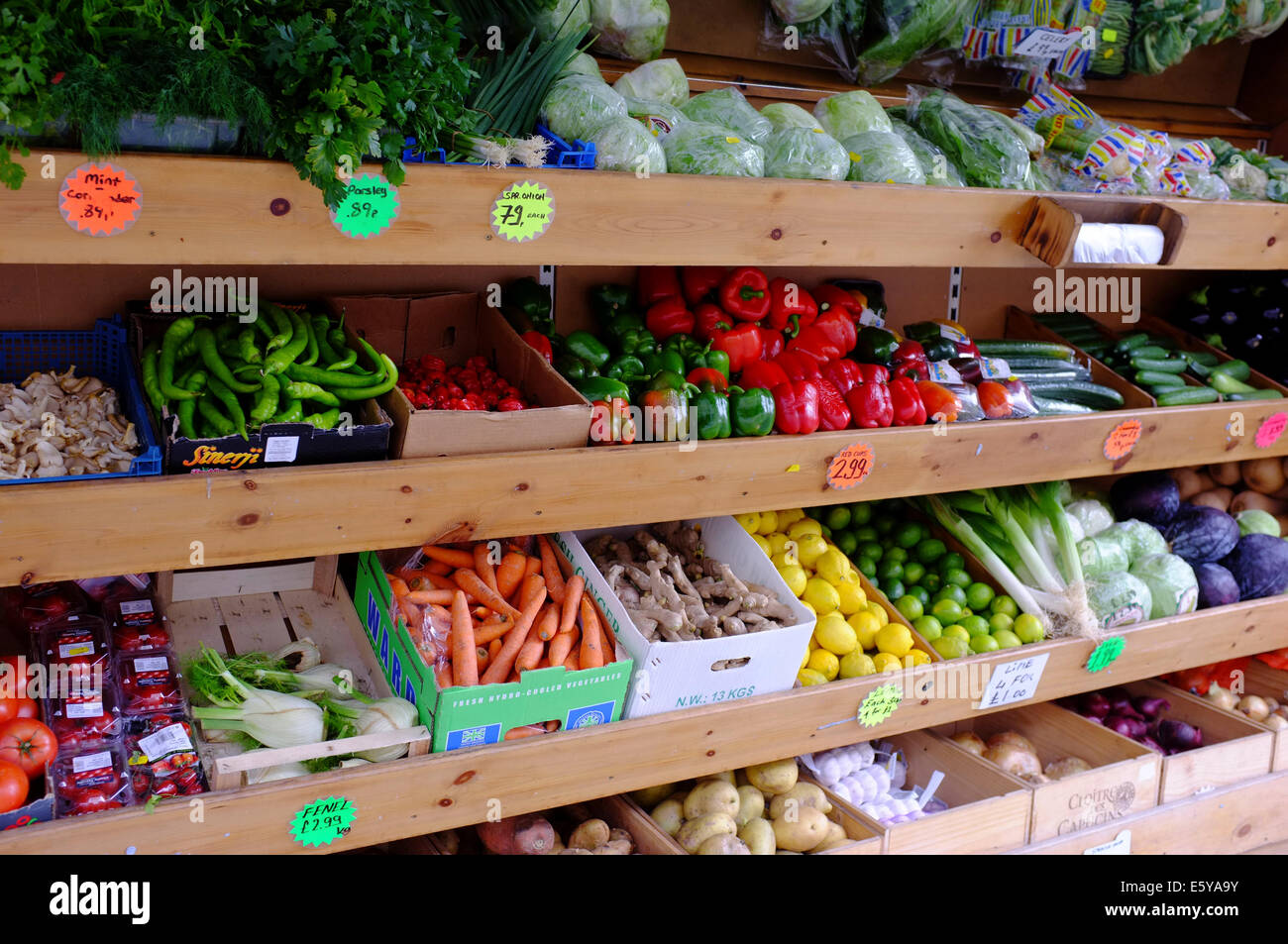 Fruchtgemüse & auf dem Display vor Laden Stockfoto