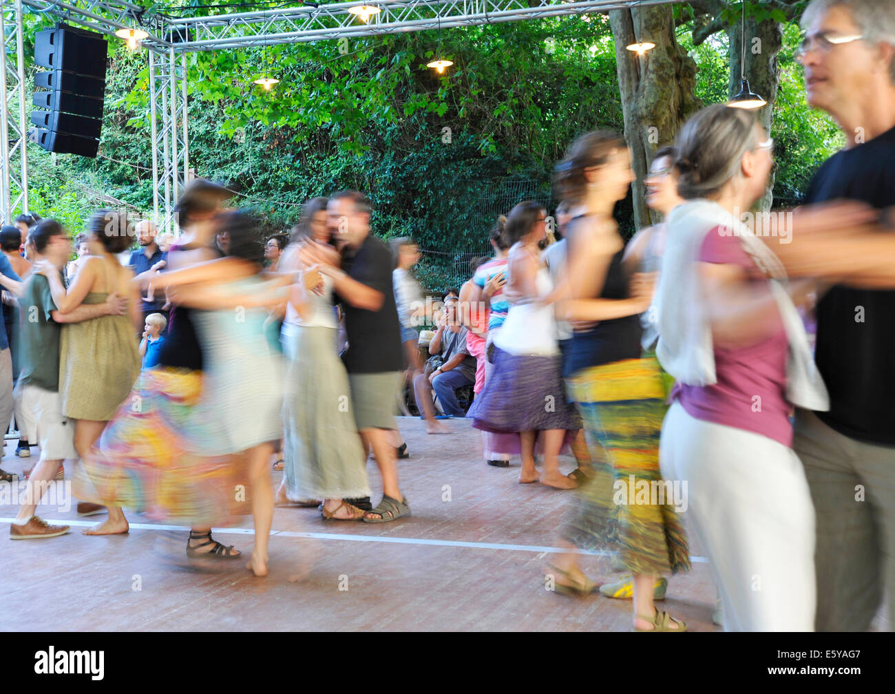 Tanz bei den Musikfestspielen Bouche Oreille in Parthenay Deux-Sèvres Frankreich Stockfoto