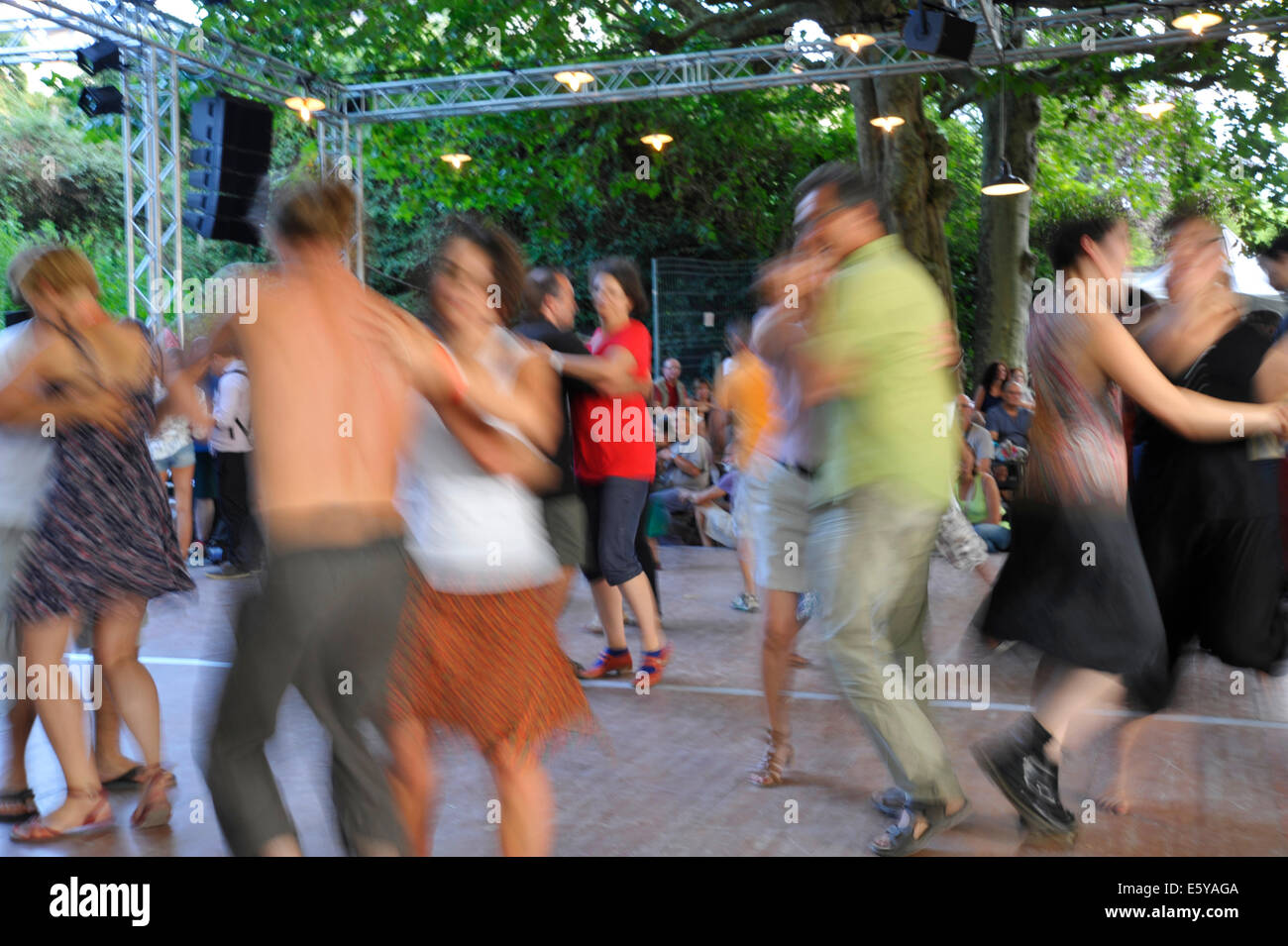 Tanz bei den Musikfestspielen Bouche Oreille in Parthenay Deux-Sèvres Frankreich Stockfoto