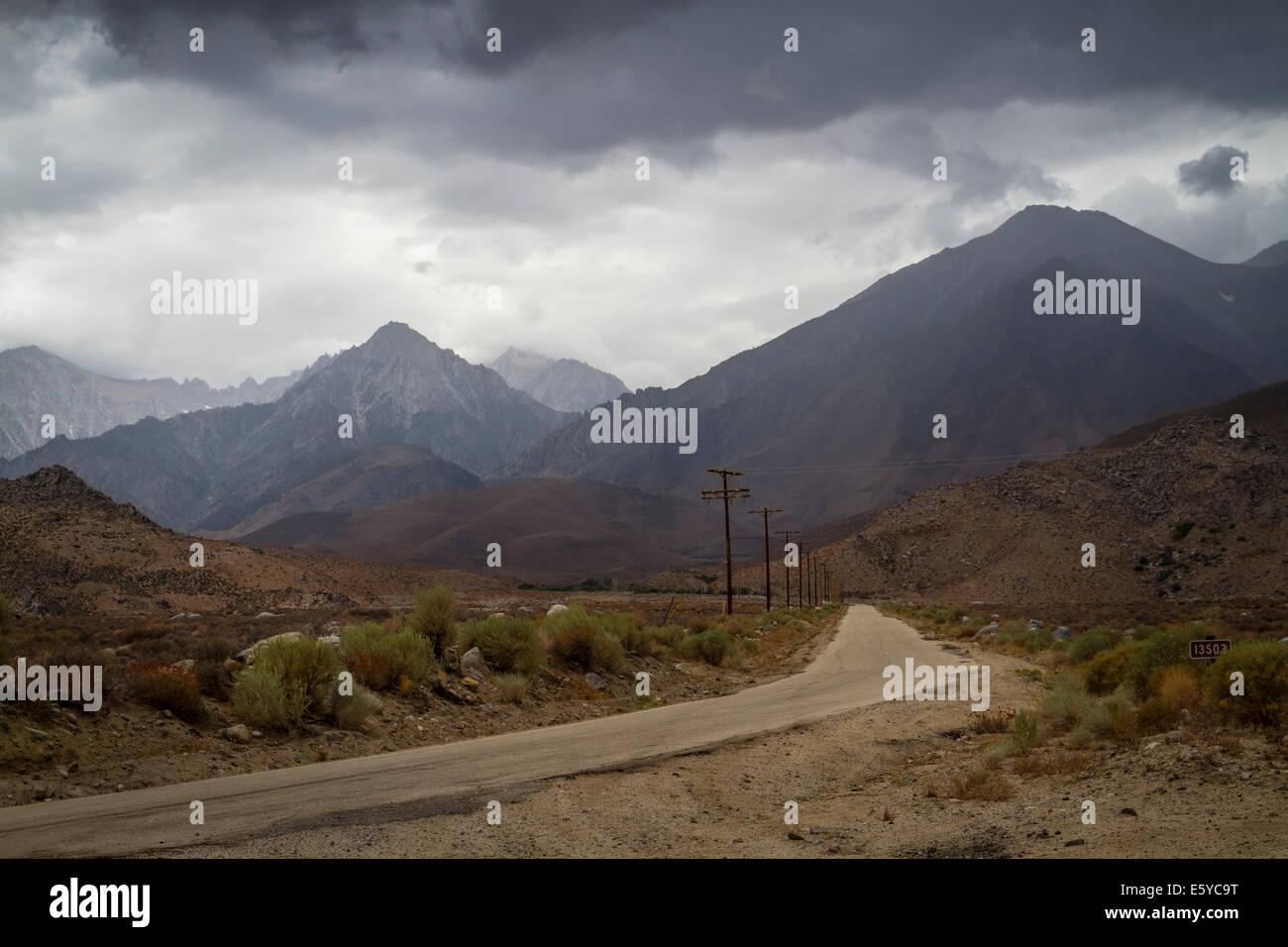 Gewitterwolken über der östlichen Sierra Nevada in der Nähe von Mount Williamson und Mount Whitney Stockfoto