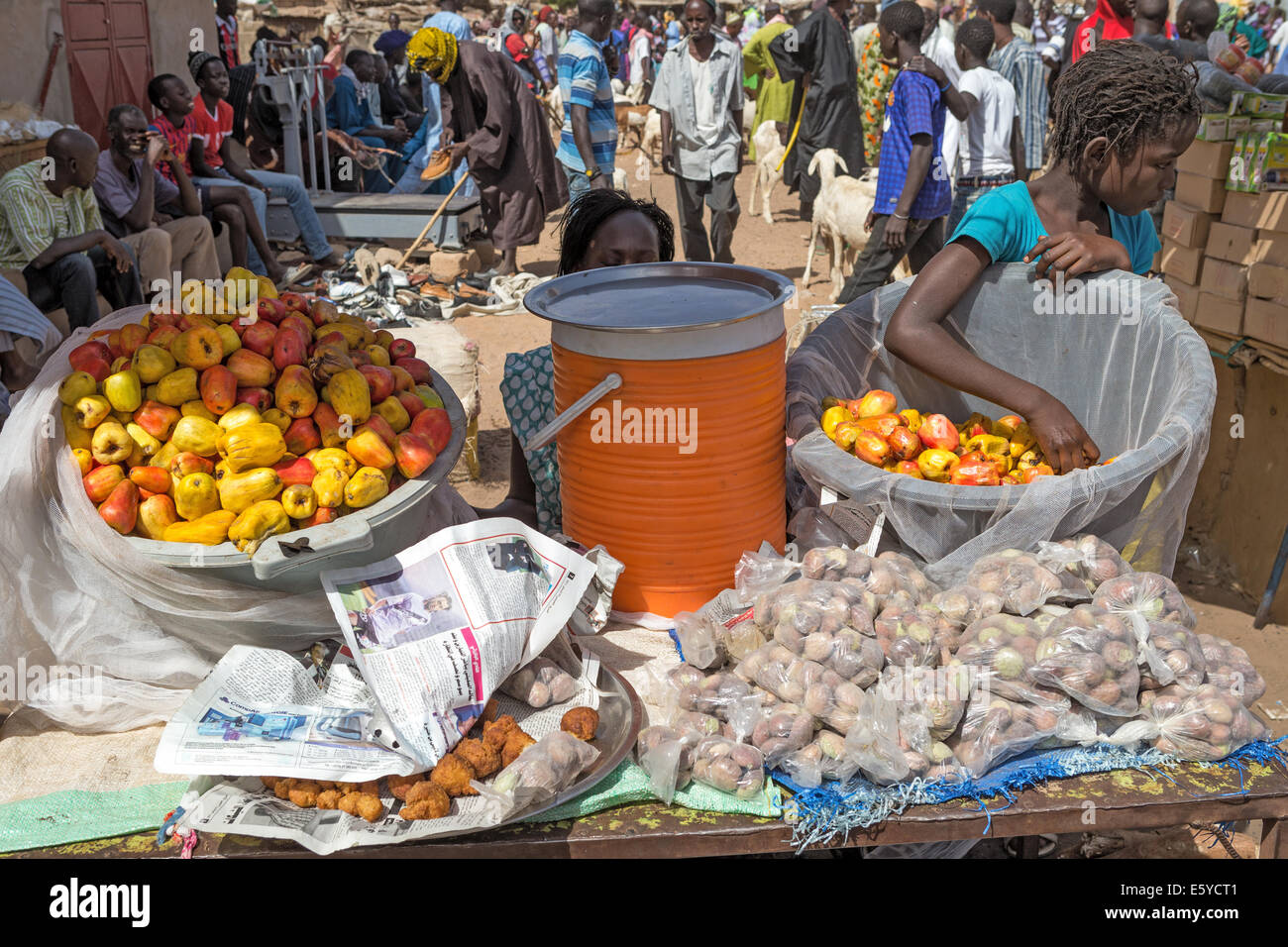 Früchte vom Cashew Baum, Nuss entfernt, Ngoumba Dorf, Markt, Senegal Stockfoto