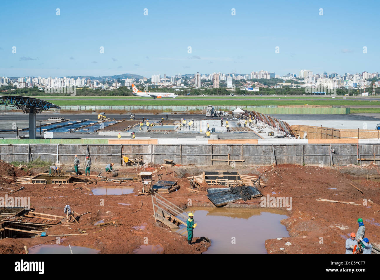 PORTO ALEGRE, Brasilien - 25 Juli: Eine brasilianische Flugzeug landet neben Salgado Filhos Flughafen Erweiterungsarbeiten. Die Erweiterung wurde in Stockfoto
