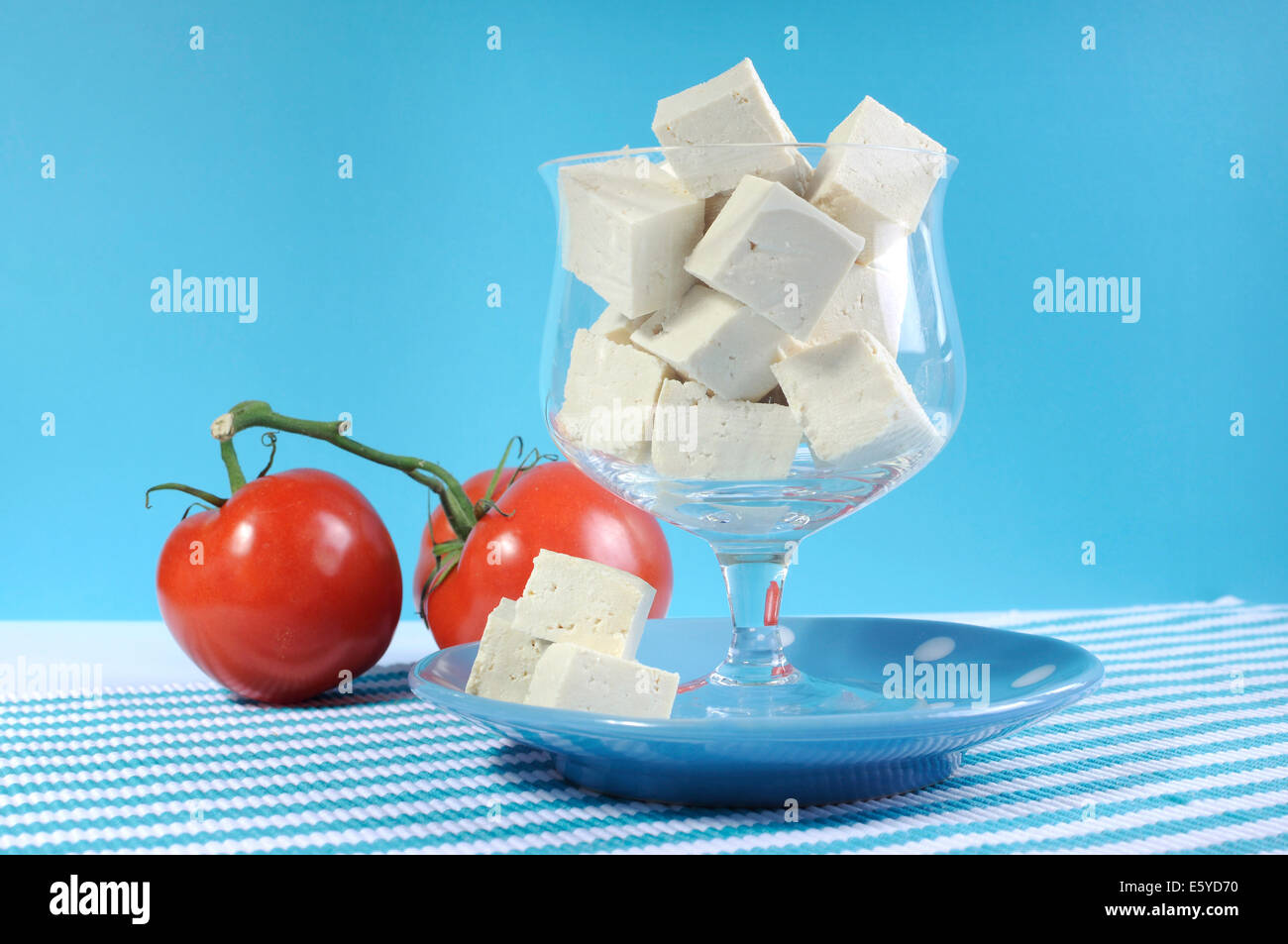 Gesunde Ernährung gesunde Ernährung Lebensmittelgruppe, freie Milchprodukte mit Soja Tofu in elegante Glasschale auf blauem Hintergrund. Stockfoto