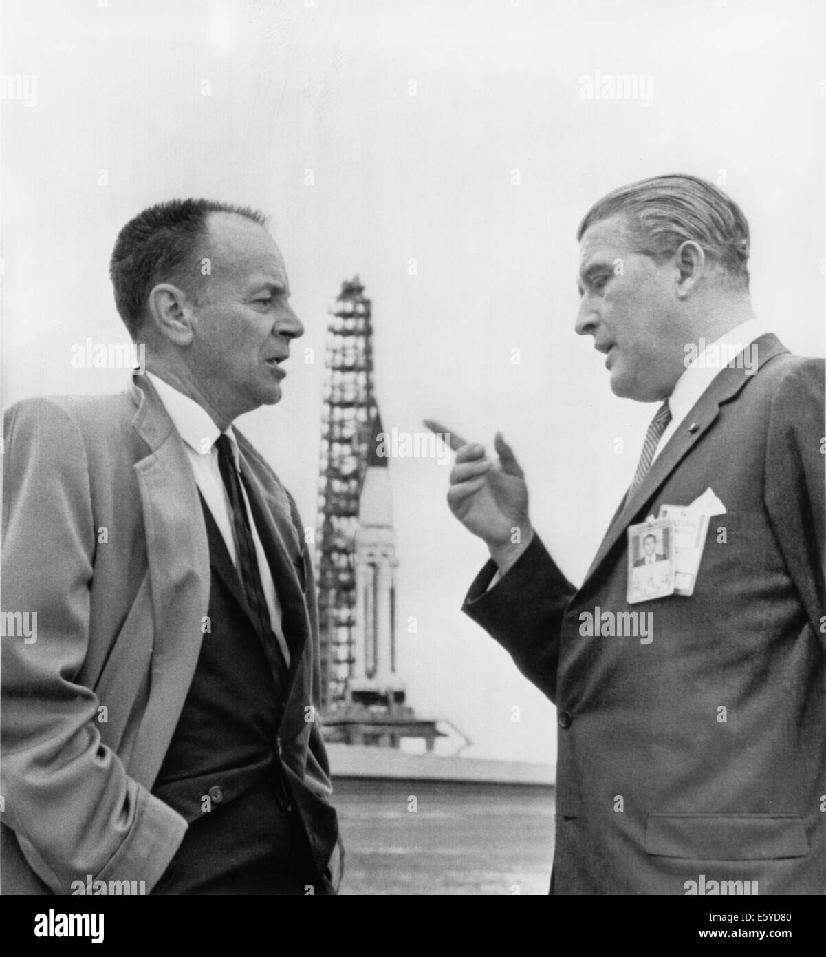 Dr. Wernher Von Braun und Harrison A. Sturm diskutieren SA-5 Saturn-Trägerrakete, Cape Kennedy, Florida, USA, 1964 Stockfoto