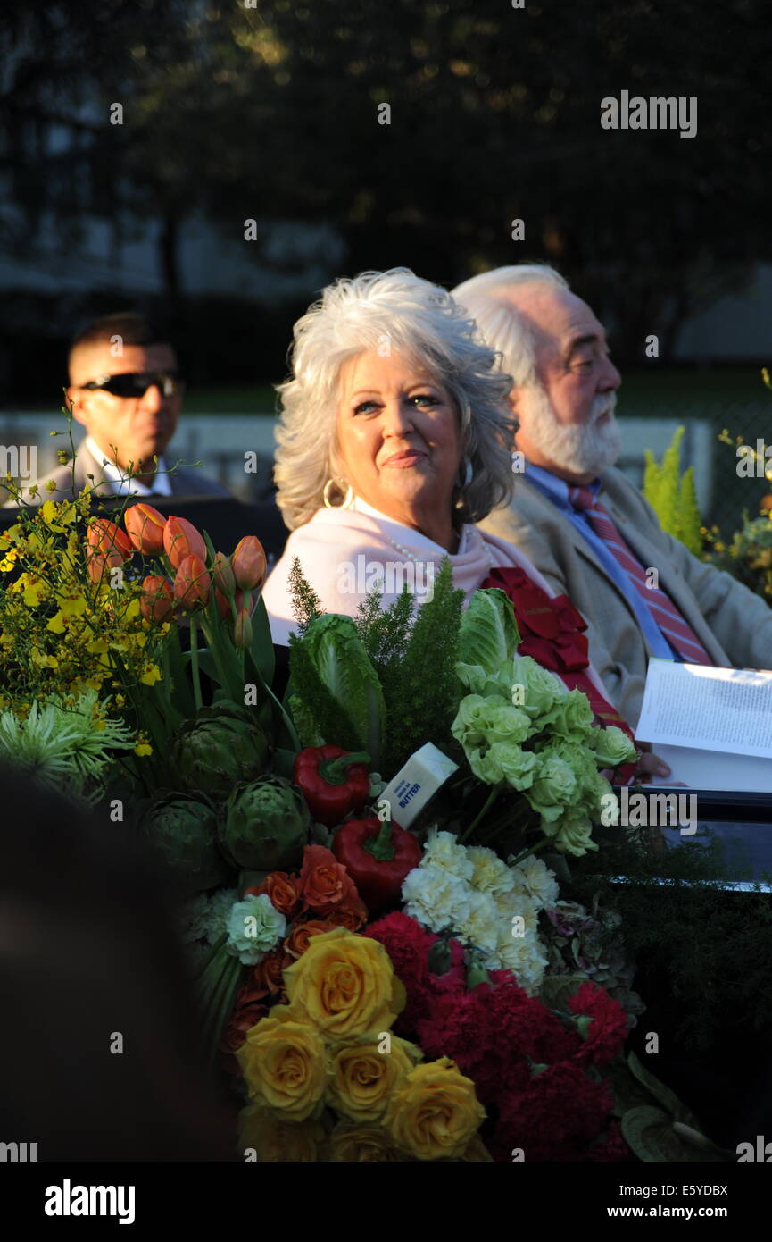 Turnier der Rosen Grand Marshal Paula Deen (L) und ihr Mann Michael Groover Fahrt hinunter Colorado Boulevard während der 122 Rose Parade in Pasadena Stockfoto