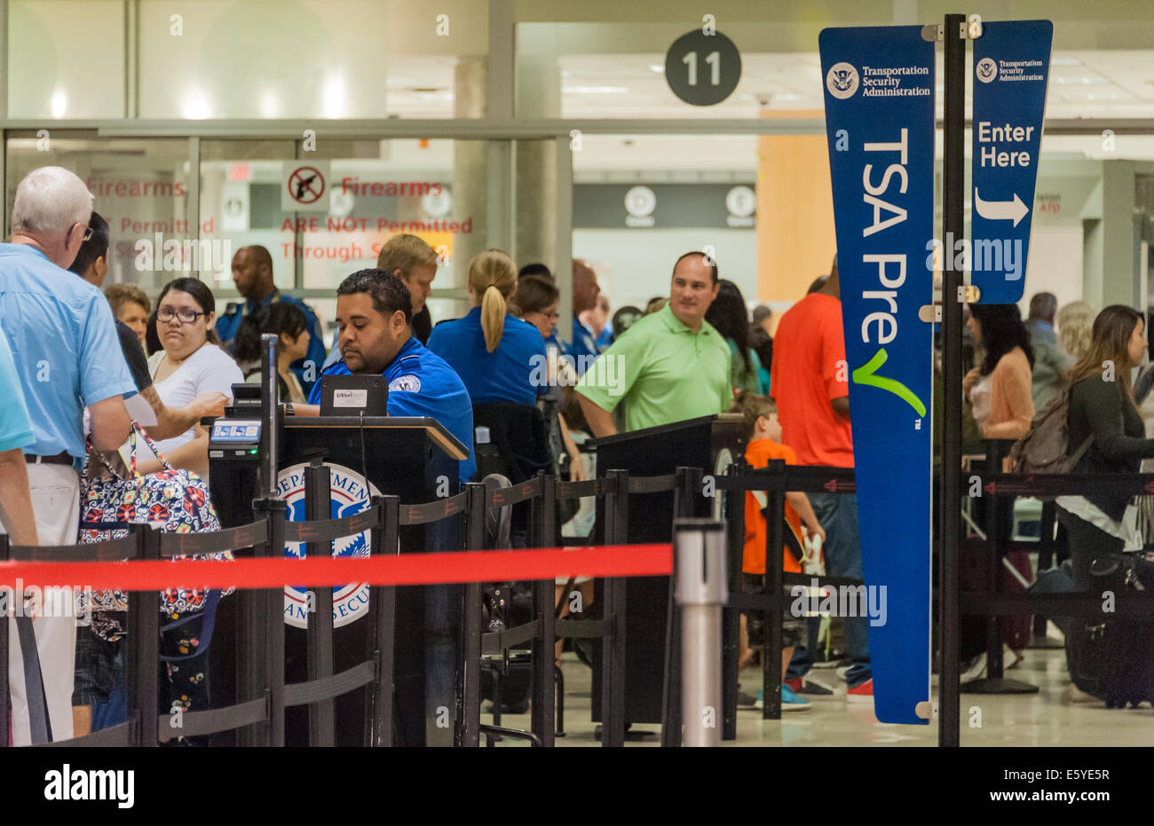 Lange Schlangen von Flugreisenden durchlaufen TSA Vorprüfung als Agenten jede Person am Atlanta International Airport Ausweiskontrolle. USA. Stockfoto