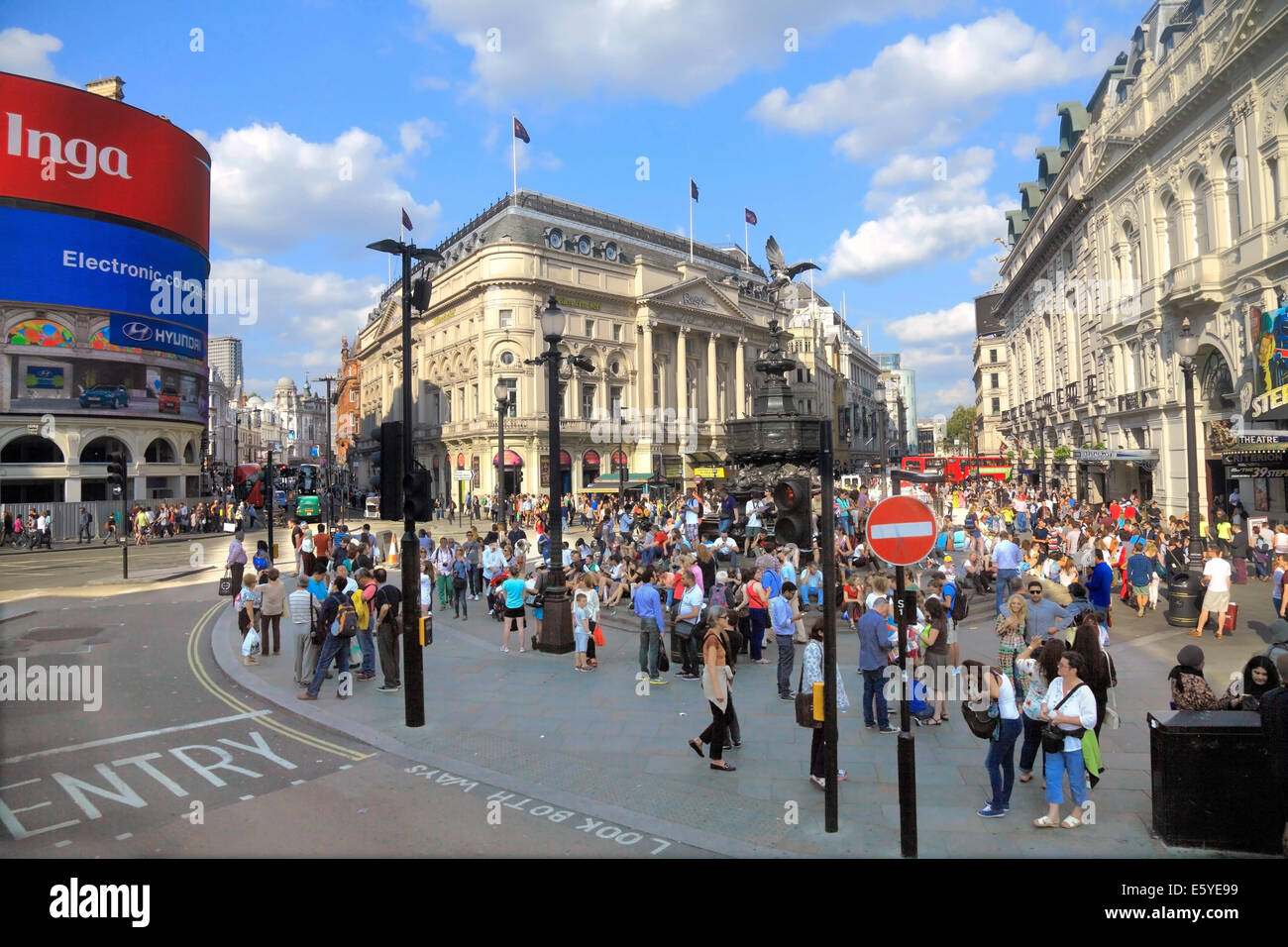 Piccadilly Circus und Statue des Eros in Londons West End Stockfoto
