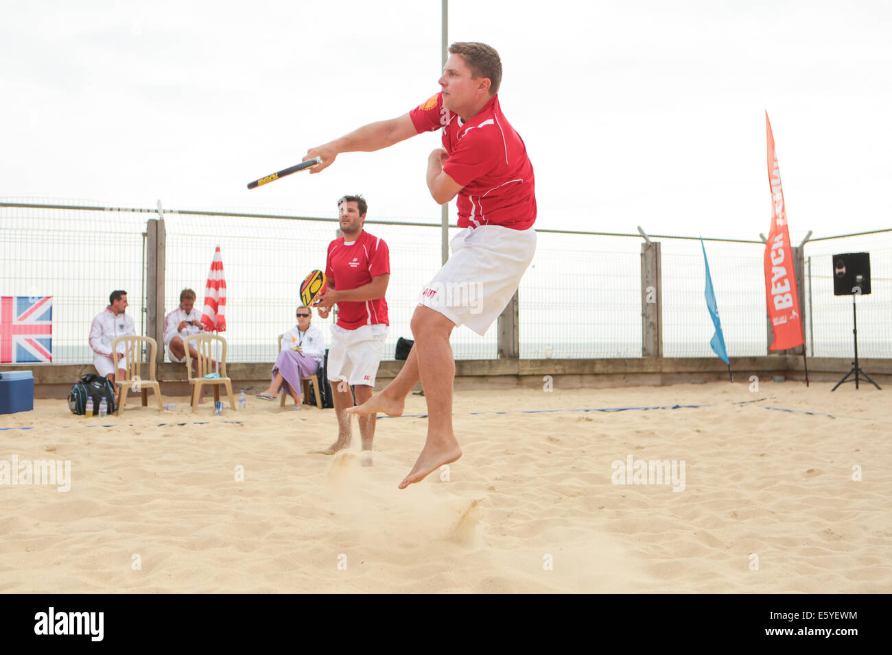 Brighton & Hove, East Sussex, Großbritannien. European Beach Tennis Championships in Yellow Wave, Madeira Drive, Brighton, Sussex, Großbritannien. In diesem Bild verdoppelt sich der Wettbewerb der Männer mit Spielern aus Belgien. August 2014 David Smith/Alamy Live News Stockfoto