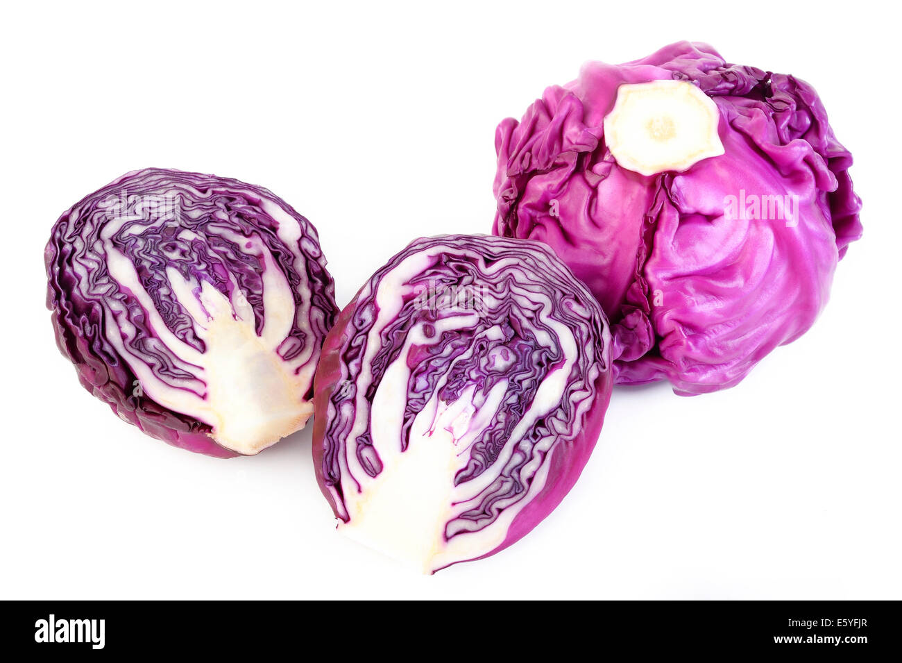 Rotkohl halbieren auf weißem Hintergrund Stockfoto