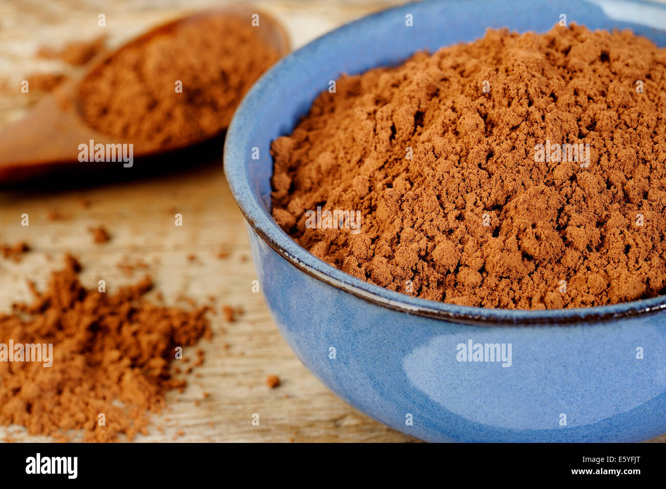 Kakaopulver in Schüssel Stockfoto